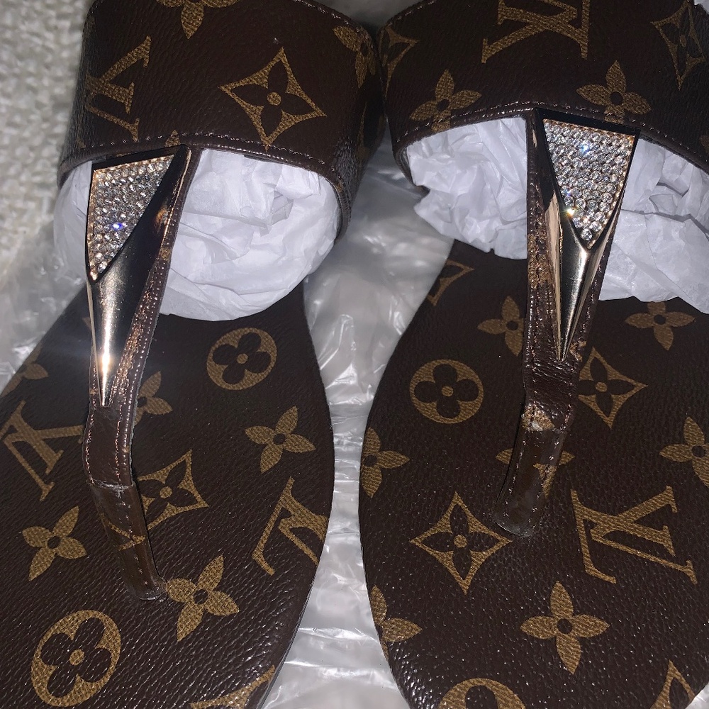 Lv sandals